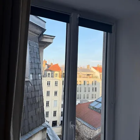 Totalement Renove En Plein Centre-ville Devant La Prefecture De Lyon